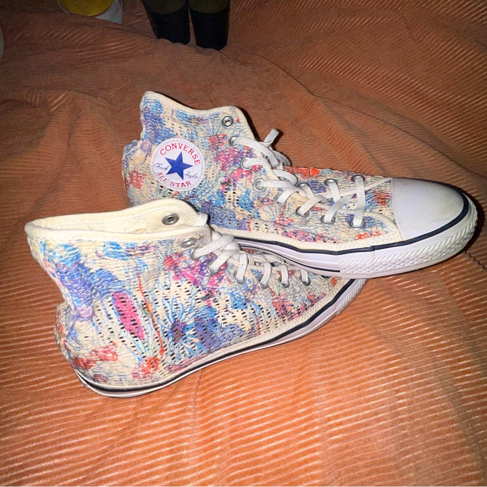 High top floral Converse All Star. Size 10.